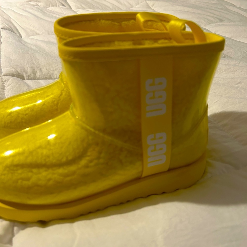 NWT Ugg Kids Mini II Waterproof Boot Yellow 3Y